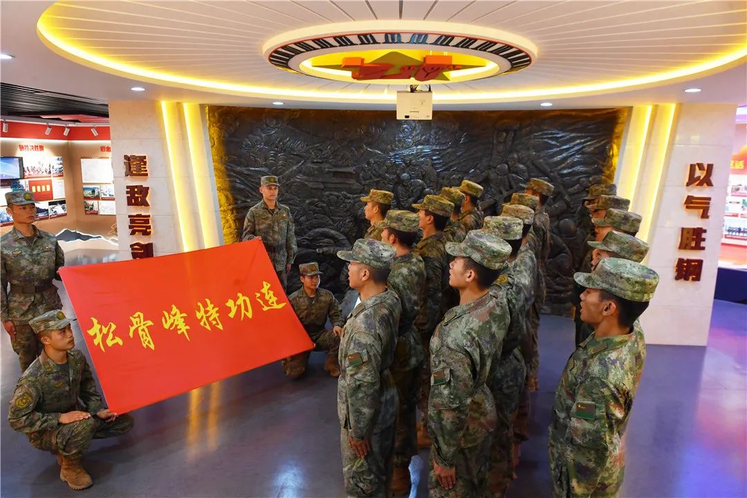 陸軍第81集團(tuán)軍某旅“松骨峰特功連”舉行新兵對連旗宣誓儀式。.jpg