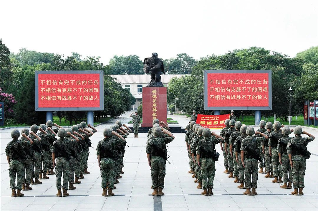 陸軍第83集團(tuán)軍某旅“楊根思連”官兵向老連長報(bào)告。何百源 攝.jpg