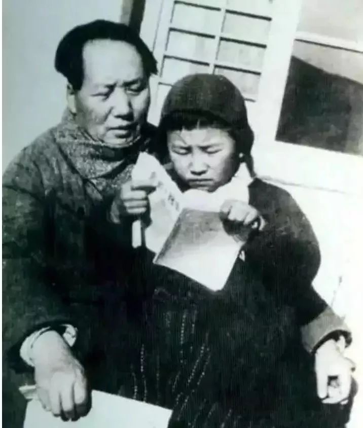 1946年毛澤東在延安窯洞前教女兒李訥識字。.jpg