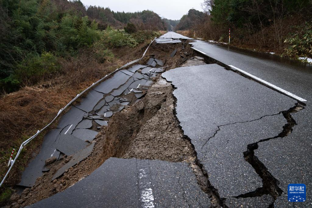 1月2日，在日本石川縣羽咋郡，道路被地震損壞。.jpg