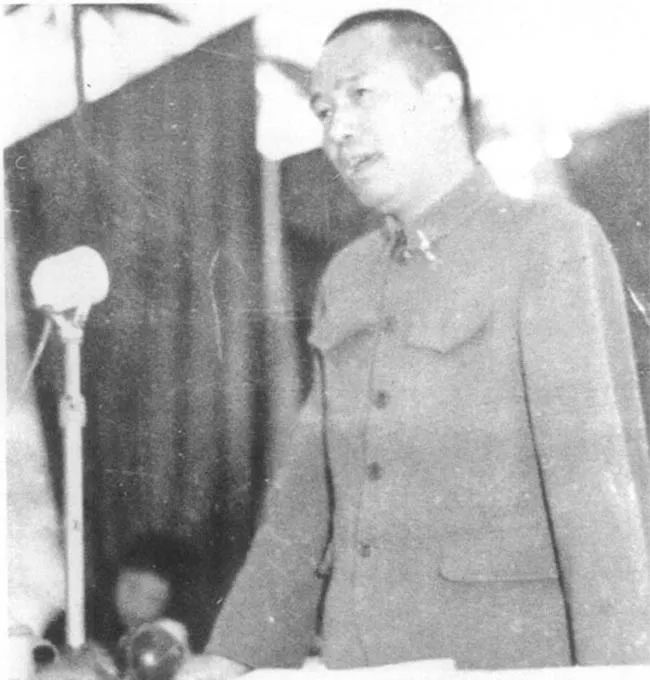 1958年，余秋里在青海冷湖油田職工大會(huì)上講話(huà).jpg