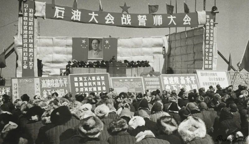 1960年4月，大慶石油會(huì)戰(zhàn)萬(wàn)人誓師大會(huì)召開(kāi)，余秋里作動(dòng)員報(bào)告。會(huì)上，“鐵人”王進(jìn)喜被評(píng)為油田會(huì)戰(zhàn)第一個(gè)勞動(dòng)模范.jpg