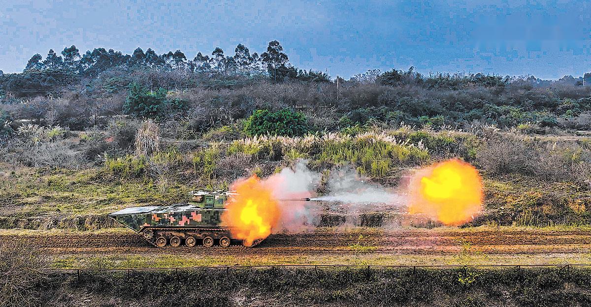 近日，陸軍某旅組織裝甲分隊(duì)?wèi)?zhàn)斗射擊考核。劉  浩攝.jpg