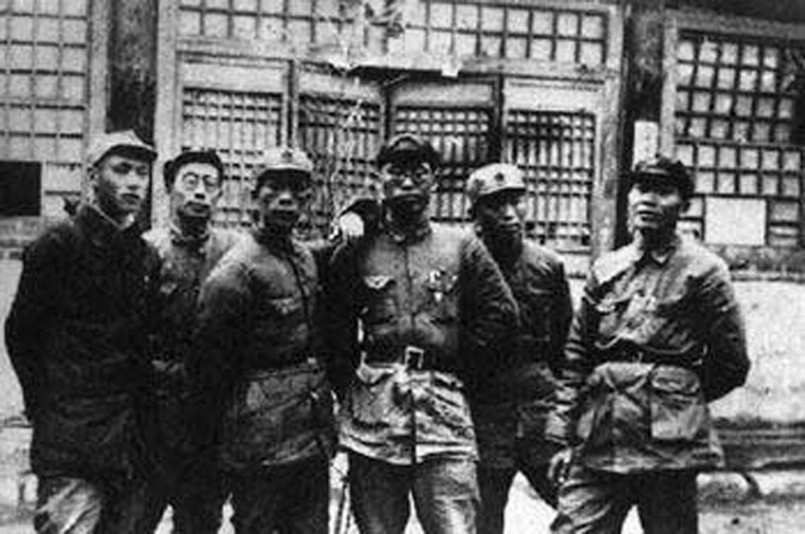 羅榮桓擔任軍委后方政治部主任時，與譚政等合影.jpg